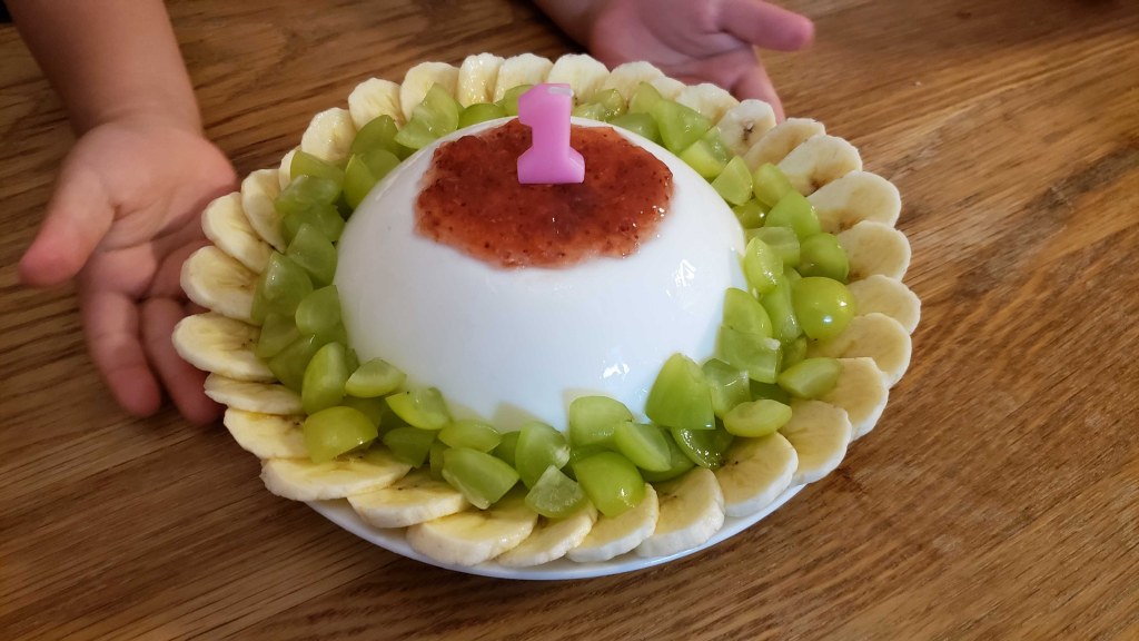 1歳の誕生日は子供も食べれるヨーグルトケーキで祝おう ドスたろうブログ